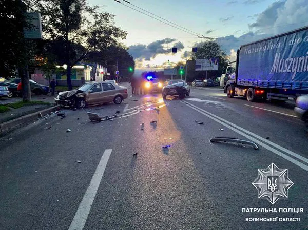 Невдалий поворот: у Луцьку Audi влетіла в Geely (фото, відео)