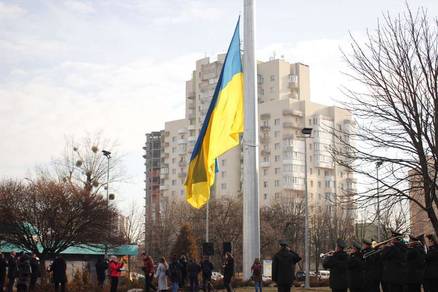 Прапори та сотні людей: як у Луцьку святкували День єднання (фото, відео)