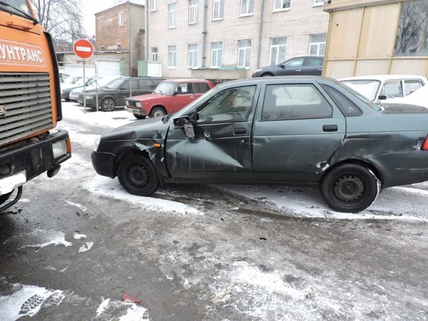 У Луцьку сміттєвоз потрощив автівки поліцейських (фото)