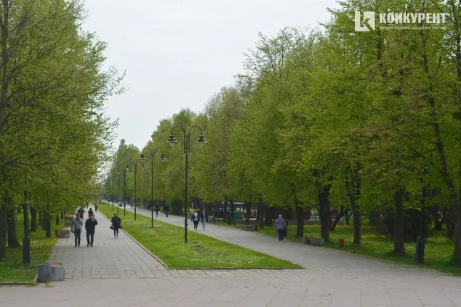 У центральному парку Луцька демонтують ігровий автомат