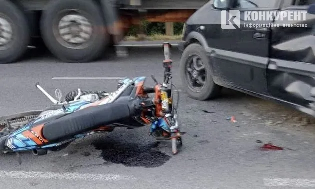 Під Луцьком  – жахлива аварія: зіткнулися легковик та мотоцикліст (фото)