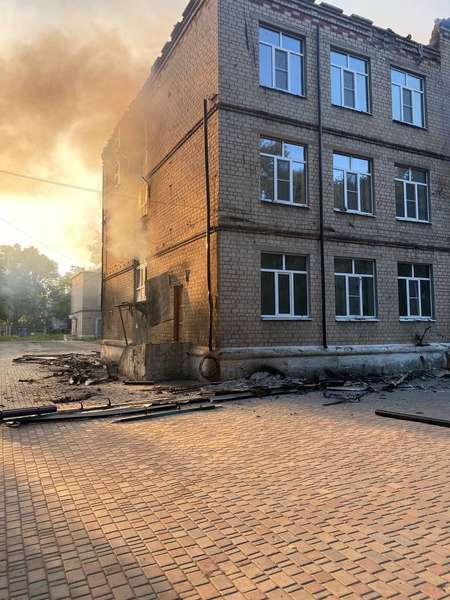 В Авдіївці окупанти обстріляли школу «Градами» з магнієвим зарядом (фото, відео)