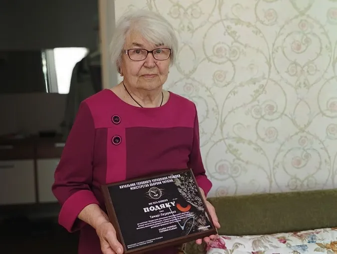 Пенсіонерка з Луцька освоює подарований ГУР планшет (відео)