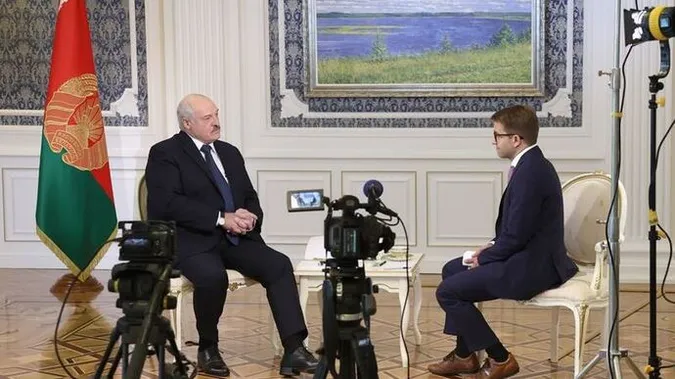 Україна має пообіцяти, що не загрожуватиме росії, – лукашенко (відео)