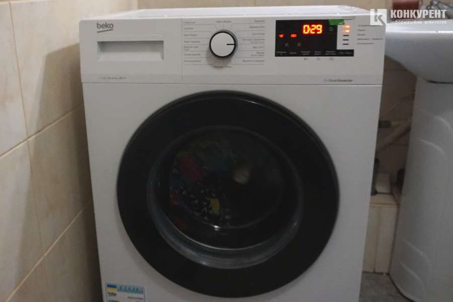 Нова пральна машина, передана в рамках проєкту, працює майже цілодобово><span class=