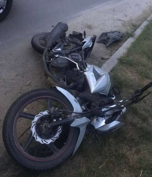 На Волині п'яний мотоцикліст вилетів на «зустрічку» і протаранив авто (фото)