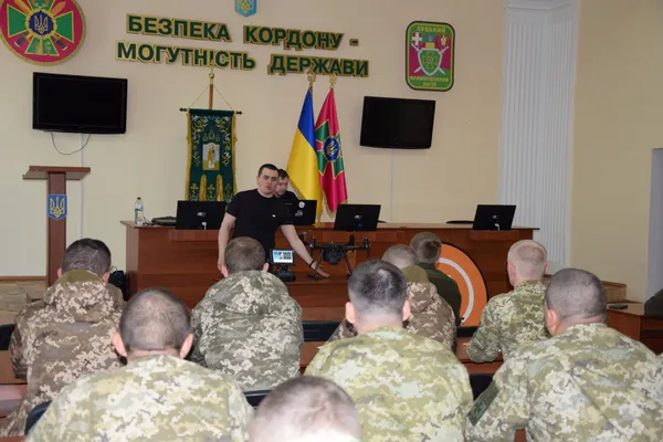 Луцькі прикордонники вчаться керувати безпілотниками (фото)