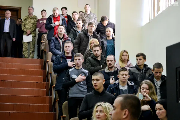 У Луцькому НТУ вручили погони молодшим лейтенантам (фото)