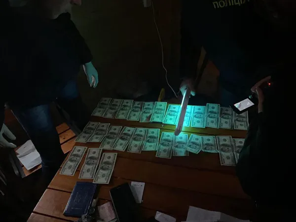 На Волині посадовець з Держгеокадастру «погорів» на хабарі у 3700 доларів (фото)