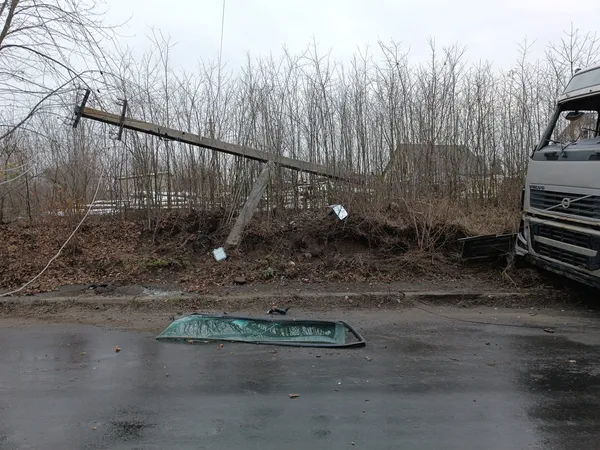 Під Луцьком вантажівка в'їхала в електроопору, дорога – перекрита (фото, відео)
