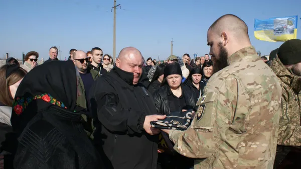 Врятована на фронті кішка Монка сиділа на труні: на Волині попрощалися з 23-річним азовцем «Фоксом» (фото)