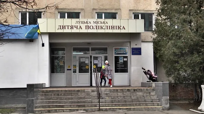 Як працює дитяча поліклініка у Луцьку, коли нема світла (відео)