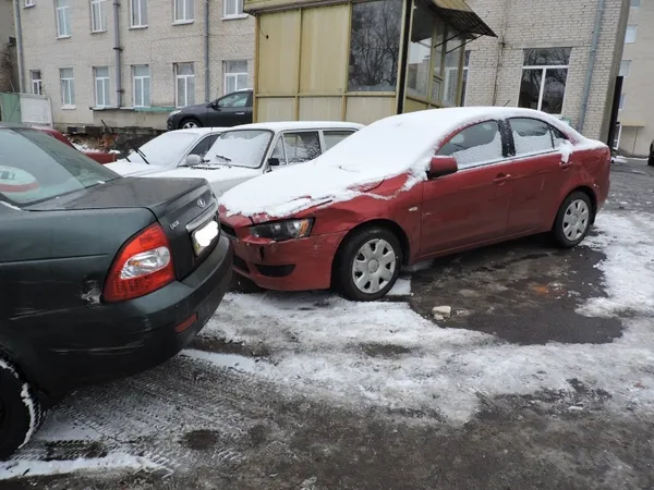У Луцьку сміттєвоз потрощив автівки поліцейських (фото)