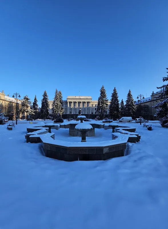 Кликуни несуть світло: показали мальовничі ранкові пейзажі Луцька (фото)