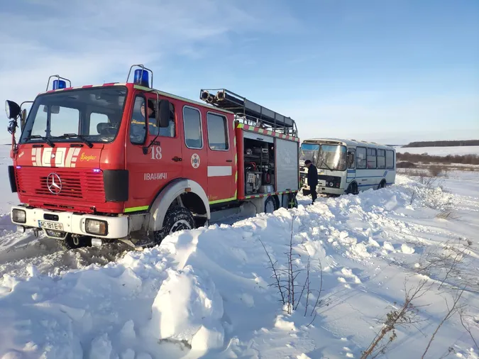 На Волині рейсовий автобус потрапив у снігову пастку (фото)