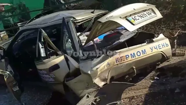 В учбове авто влупилося медичне: у селі під Луцьком – аварія (відео)