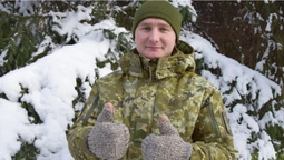Добре добро: луцькі прикордонники отримали милі в'язані рукавички від незрячої волонтерки (фото)