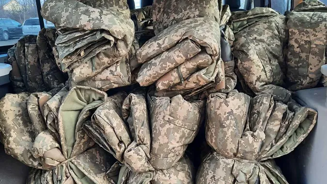 З Нововолинська передали зимову форму для тероборонівців на північні кордони (фото)