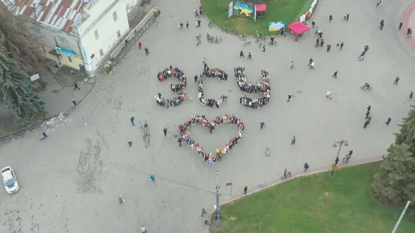 Велопробіг, вишиванки, ЗСУ❤️: як Луцьк відзначає особливий День міста (фото, відео)