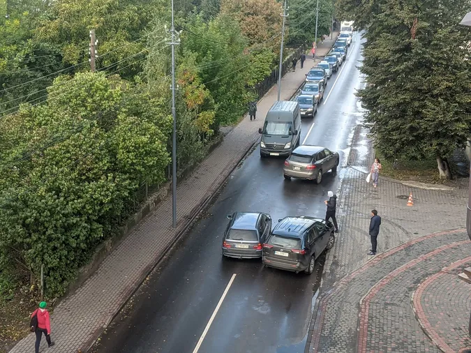У центрі Луцька зіткнулися дві автівки, рух ускладнений (фото)