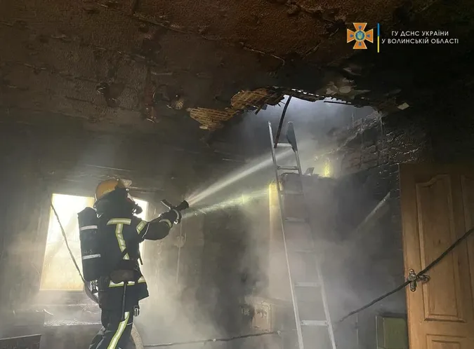 У селі на Волині спалахнув будинок (фото, відео)