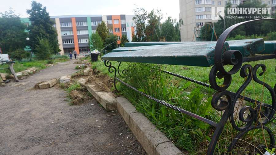 У Луцьку  біля школи №26 почали облаштування скверу (фото)