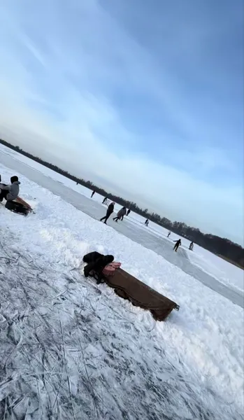 Скільки коштує покататись по замерзлих Шацьких озерах