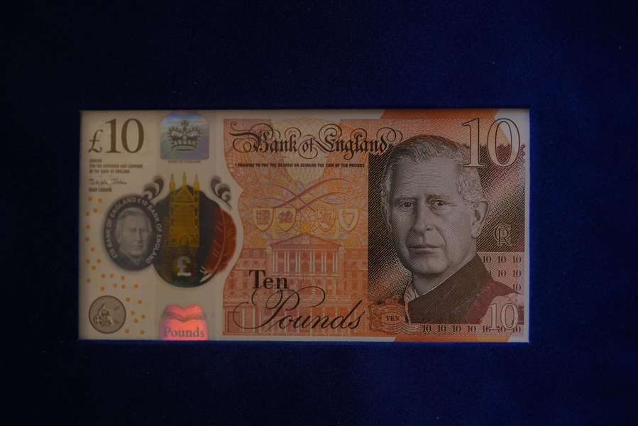 Банк Англії вручив королю Чарльзу III перші банкноти з його зображенням
