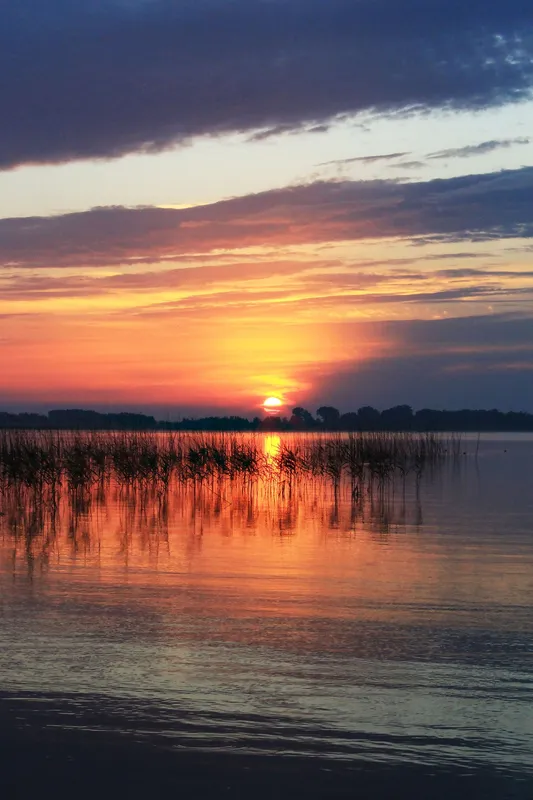 Фантастичний краєвид: як заходить сонце на озері Пісочне (фото)