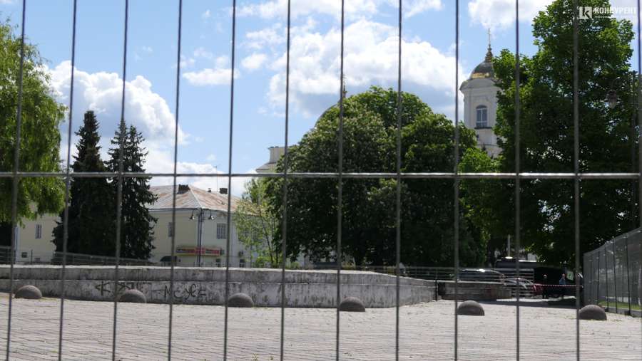 «Бетонне корито»  в центрі Луцька почали перетворювати на фонтан (фото, відео)