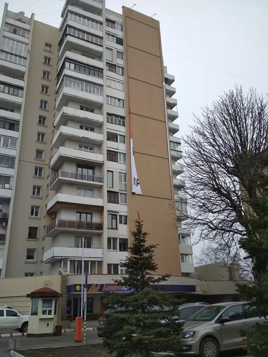 «Бридко», – військові обурені ситуацією із банером у Луцьку