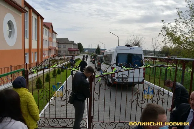Зеленському в Ковелі вручили гарбуз (фото, відео)