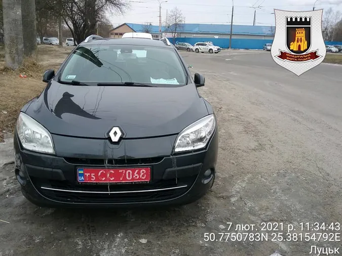 Муніципали покарали понад 70 водіїв, які приїхали на луцький автобазар (фото)