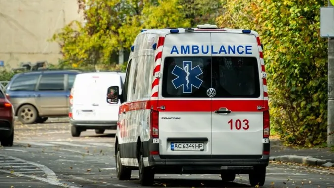Перехожі перепинили «швидку»: у Луцьку врятували чоловіка із зупинкою серця