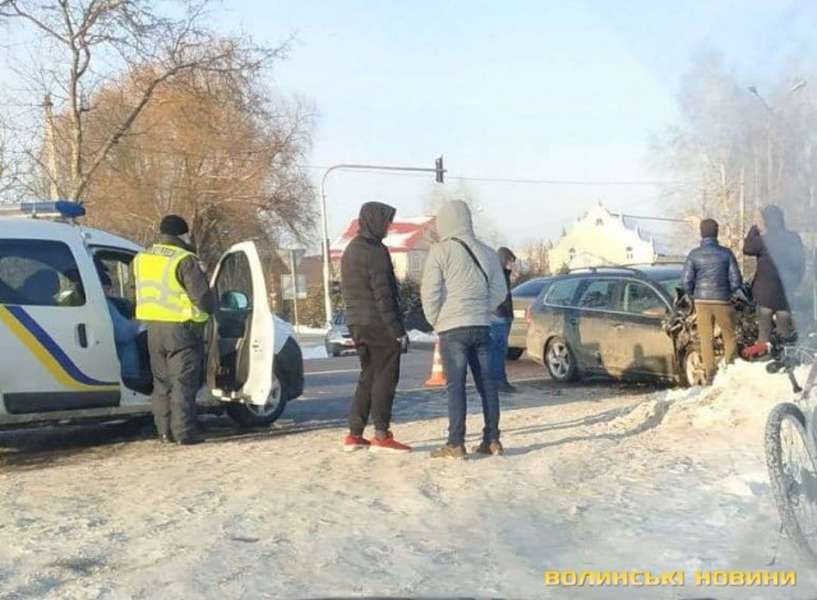 ДТП під Луцьком: легковик протаранив мікроавтобус (фото)