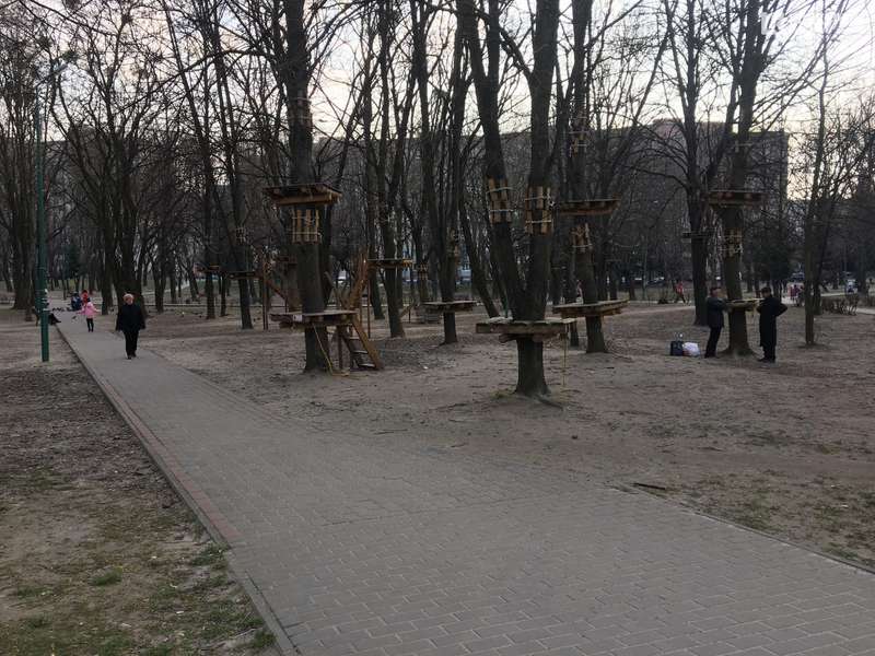 Безлюдна автостанція і «туси» в парку: як карантинить Луцьк 19 березня (фото)
