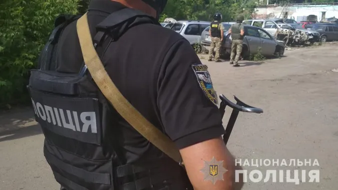 У Полтаві чоловік погрожує підірвати гранату