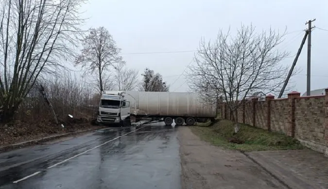 Під Луцьком вантажівка в'їхала в електроопору, дорога – перекрита (фото, відео)