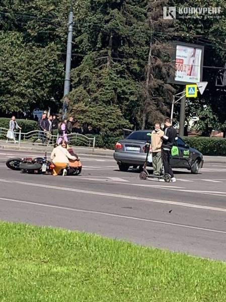 У центрі Луцька таксі збило мотоцикліста (фото, відео)