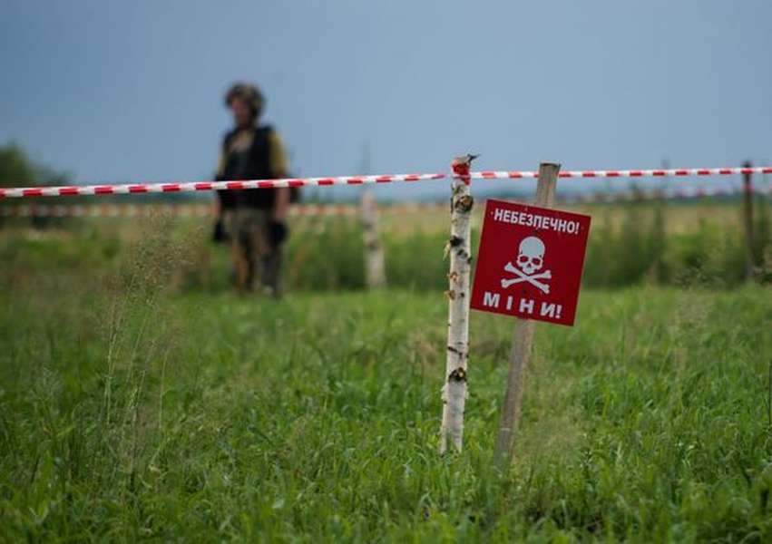 Мінують поля і риють траншеї: Україна робить північний кордон непрохідним (фото)