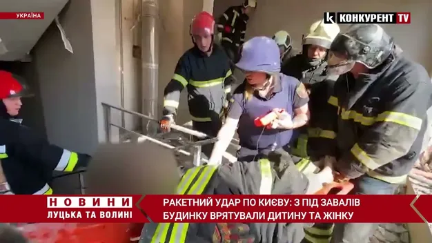 У Києві з-під завалів врятували семирічну дівчинку (фото, відео)