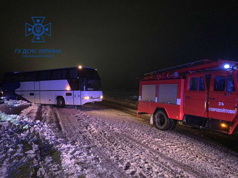 На Волині вночі у заметі застряг автобус з 25 пасажирами (фото)