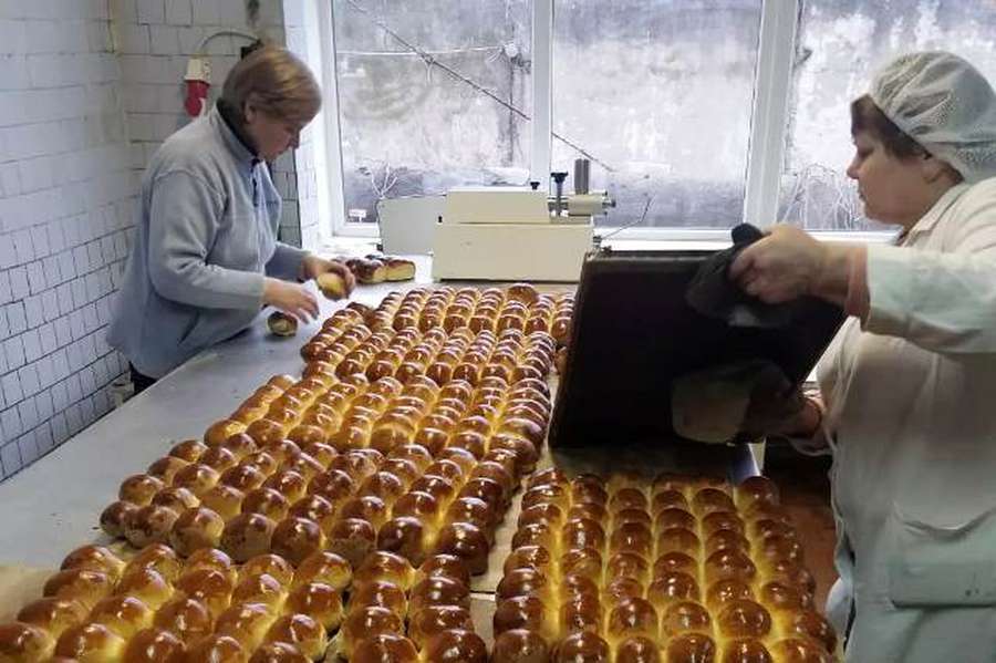 У Луцьку печуть пиріжки для блокпостів, пекарям потрібні продукти (фото)