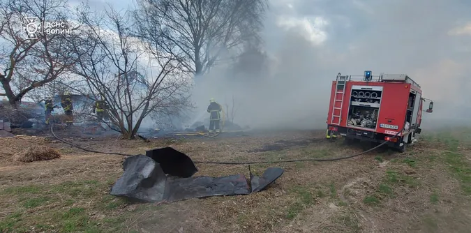 Поблизу Луцька через спалювання сміття згорів сарай і ледве не спалахнув будинок (фото)