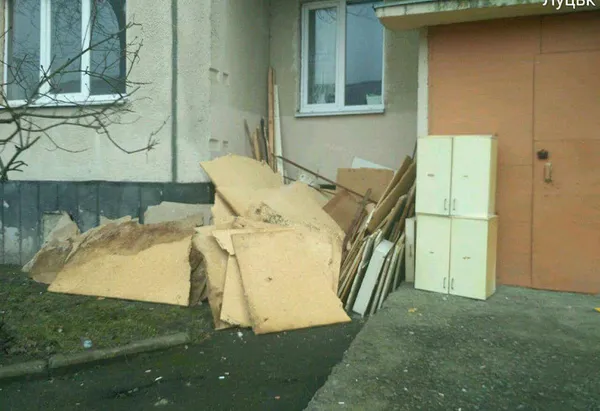 Лучан покарали за будівельне сміття під вікнами (фото)