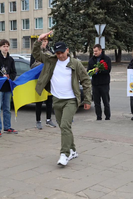 На Волині громада зустріла звільненого з полону Захисника Андрія Жолоба (фото)