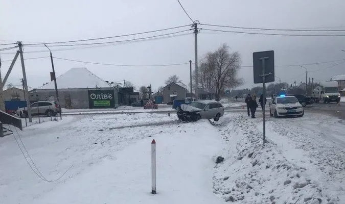 На Волині авто злетіло з дороги та опинилося на стовпі (фото)