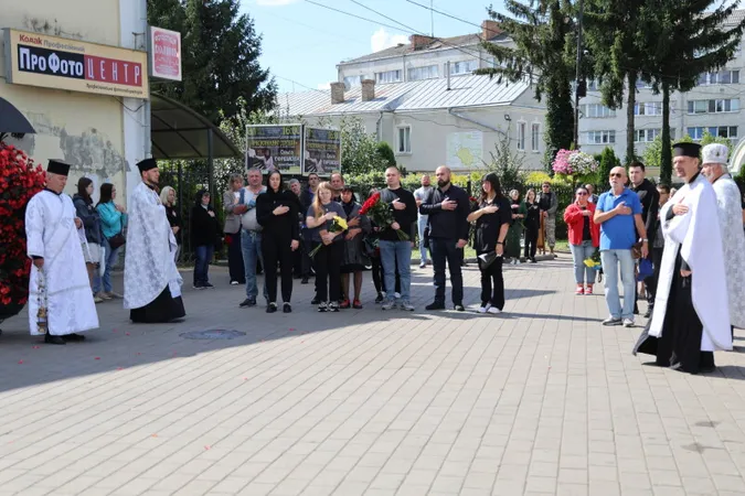 Луцьк навколішки попрощався з воїном Анатолієм Гончаревичем