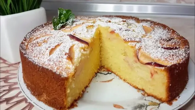 Рецепт яблучного манника, який готується легше, ніж шарлотка