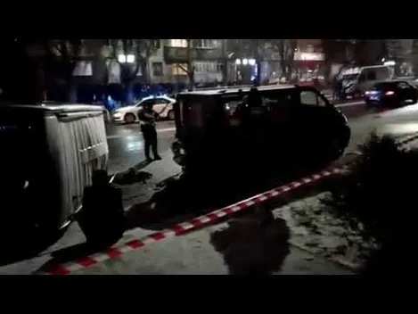 Масштабна аварія в Луцьку: перекинувся бус, є постраждалі (відео)